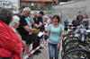 Marion Strathaus zeigte den  Bietern bei  einer Fundsachenversteigerung in Salzwedel eine Damenuhr. 