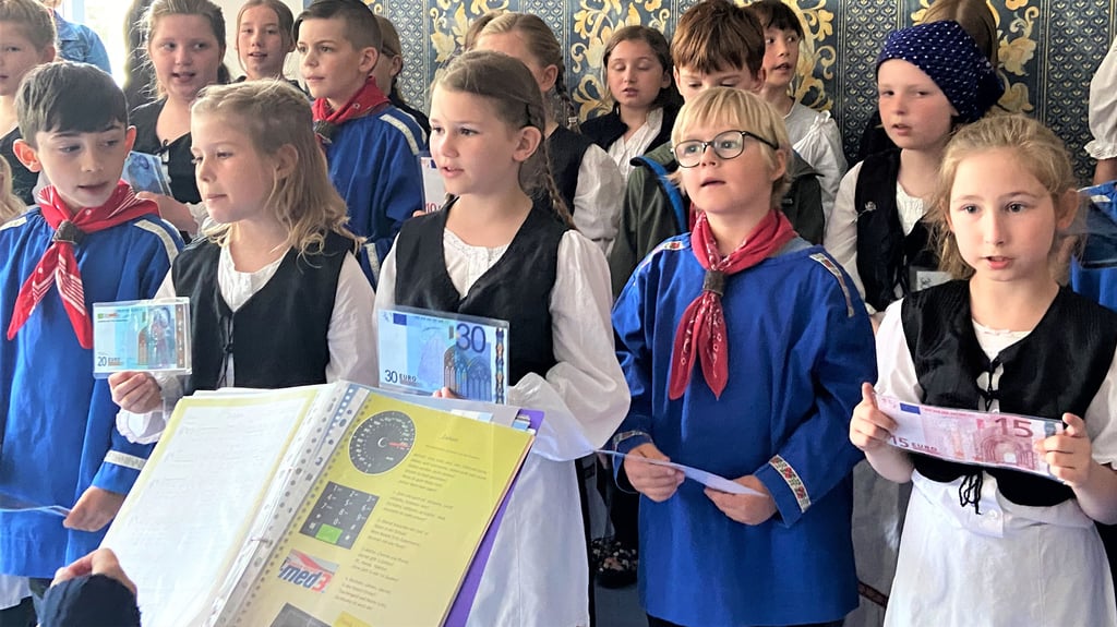 Der Kinderchor Harzer Kramms trägt für seine Auftritte die regionale Tracht, die früher als Sonntagskleidung diente.