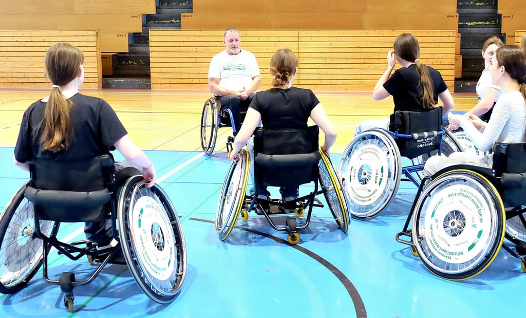 Als Sportgerät kann der Rollstuhl jede Menge Spaß machen. Mathias Sinang, selbst Rollstuhl-Fahrer, zeigt Schülerinnen, worauf es dabei ankommt.