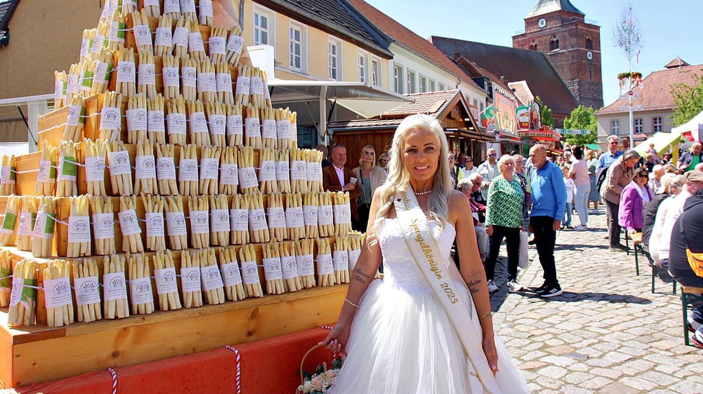 Spargelkönigin Linda Haucke hat das Edelgemüse von der Pyramide vom Festumzug am Sonntag vergünstigt an die Besucher verkauft.