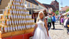 Spargelkönigin Linda Haucke hat das Edelgemüse von der Pyramide vom Festumzug am Sonntag vergünstigt an die Besucher verkauft.