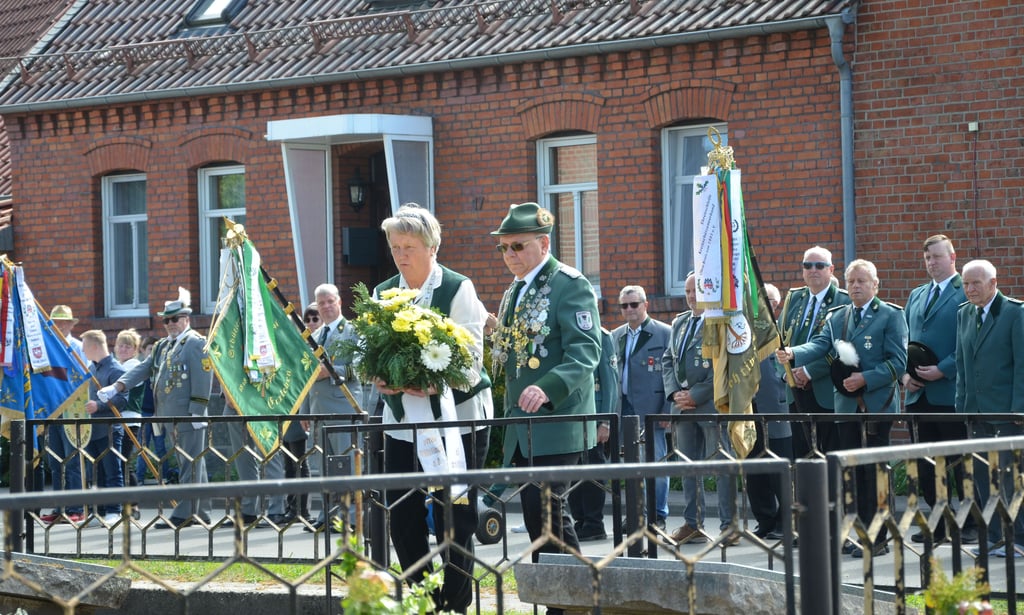 Die neuen Majestäten Ines Rettke und Eberhard Meyer legen den Kranz am Denkmal nieder.