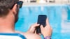 Urlaubsfalle Mobilfunk: Auch ohne Roaminggebühren kann die Handynutzung auf Reisen teuer werden – wer WLAN-Calls & Co. nicht deaktiviert, zahlt schnell drauf.