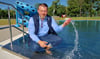 Bürgermeister Sven Hause wirbt hier für einen Besuch im Freibad Heger in Calbe. 