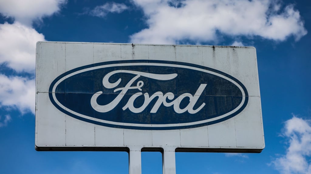 Ein Ford-Logo bei gutem Wetter - die wirtschaftlichen Perspektiven sind aber düster für das Autogeschäft in Deutschland.