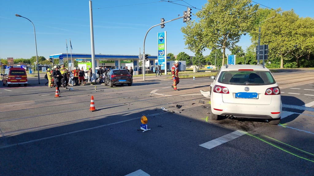 An der Aral-Kreuzung im Westen von Dessau sind am Montagmorgen zwei Autos kollidiert.