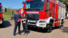 Der Gröbziger Wehrleiter Matthias Fräßdorf  bekommt von Rita Wagner, der stellvertretenden Bürgermeisterin der Stadt Südliches Anhalt, den symbolischen Schlüssel zum neuen Auto. Dieses kann 4.000 Liter Wasser fassen, vorn unter der Stoßstange sieht man die Düsen der Selbstschutzanlage.