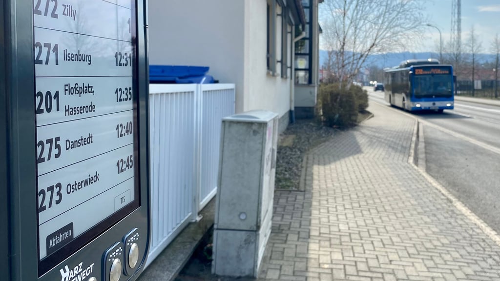 Am Bürger- und Miniaturenpark in Wernigerode hängt schon eine digitale Anzeige mit der Auskunft, wann der nächste Bus kommt. In Halberstadt bekommen Straßenbahn und Stadtbusse diese Anzeigen auch - integriert in die Haltestellen-Schilder.