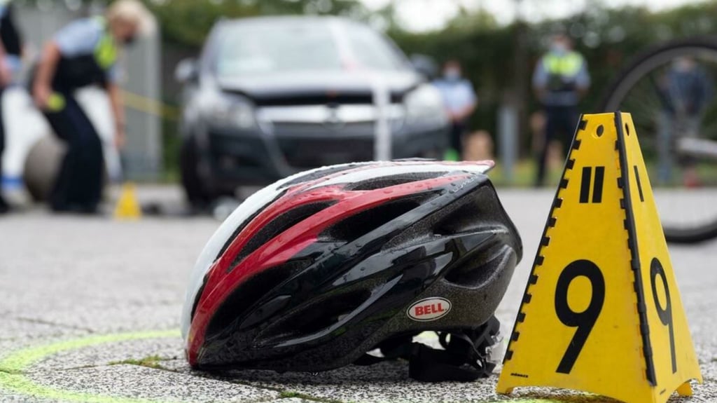 Ein Autofahrer in Zerbst rammte einen elfjährigen Fahrradfahrer und entfernte sich vom Unfallort.