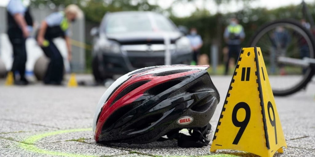 Eine Radfahrerin ist im Heideweg am Waldparkplatz in Halle schwer verletzt worden.