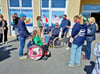 Eine Abordnung der Lebenshilfe Köthen unternimmt mit Jana Gleißner (r.) und Josefine Reuter (3.v.r.) einen Rundgang im Gewerbegebiet.