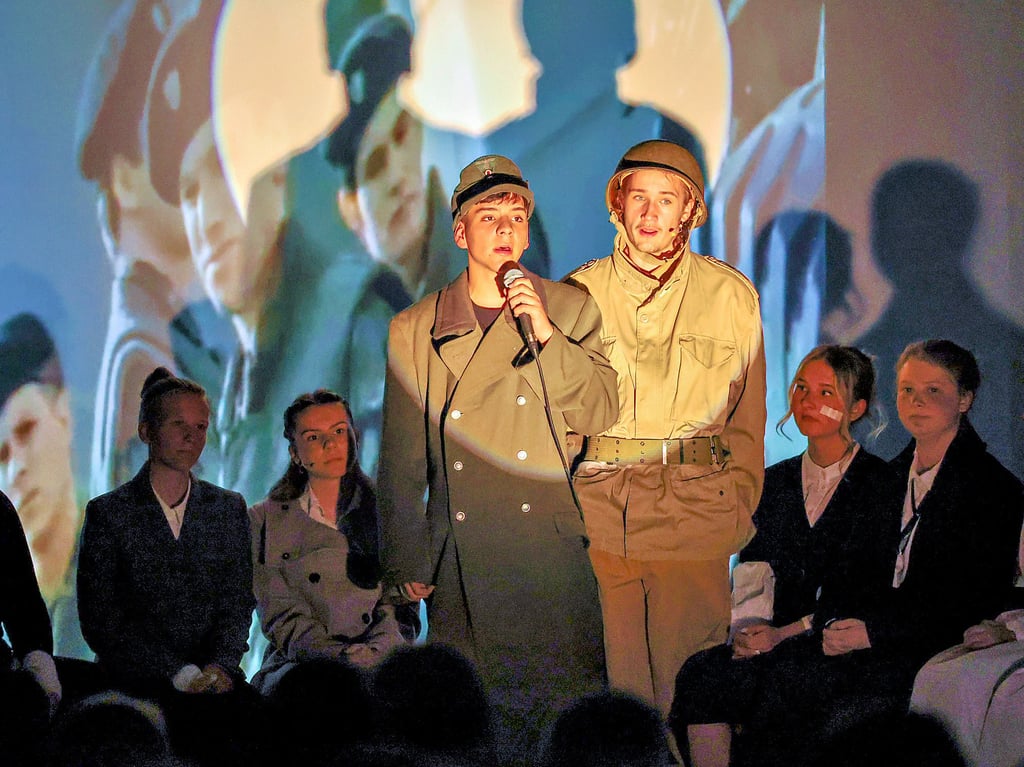 Timo Siebert (l.) und Pablo Dolecki sprechen im Musical als Soldaten miteinander in den letzten Kriegstagen in Weißenfels.