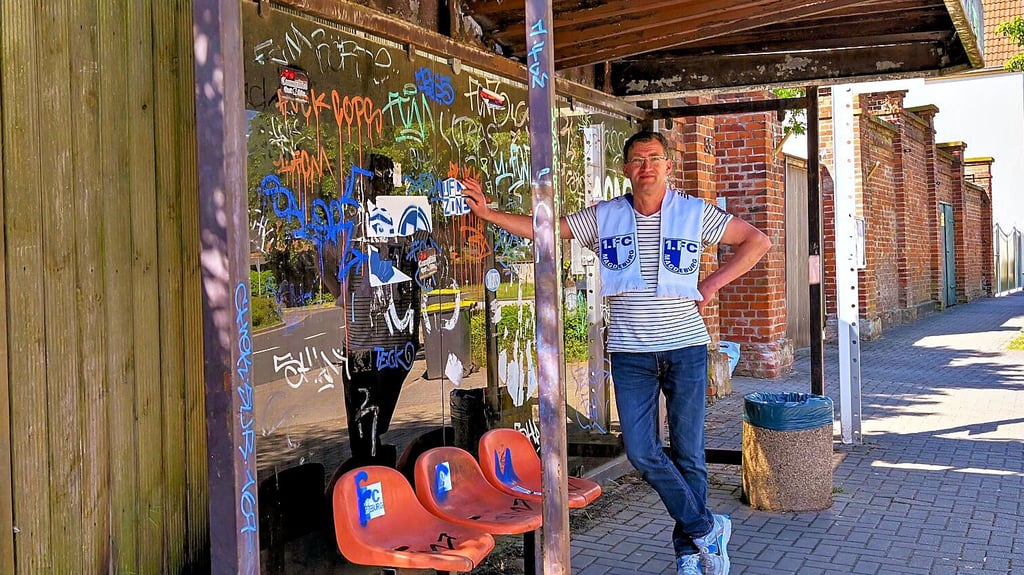 Ortsbürgermeister Matthias Gent (selbst Fan des 1. FC Magdeburg) in der Bushaltestelle in Hohendodeleben. Hässlich: Derzeit ist sie ziemlich übel beschmiert. Das soll sich ändern.