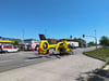 Der ADAC Rettungshubschrauber steht für den Transport eines verunfallten Radfahrers am 13.5.2025 bei den Kämmereiteichen in  Salzwedel bereit.