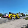 Der ADAC Rettungshubschrauber steht für den Transport eines verunfallten Radfahrers am 13.5.2025 bei den Kämmereiteichen in  Salzwedel bereit.