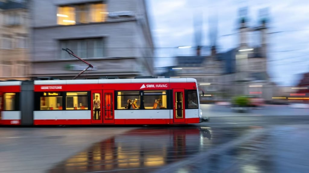 Zwei Männer haben in einer Straßenbahn in Halle-Neustadt einen anderen Mann geschlagen.