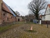 Seit Anfang März können die Dölkauer nicht mehr auf kurzem Weg zum Schlossteich gelangen, weil der Besitzer des Schlosses den Weg am Gutshaus vorbei versperrt hat.
