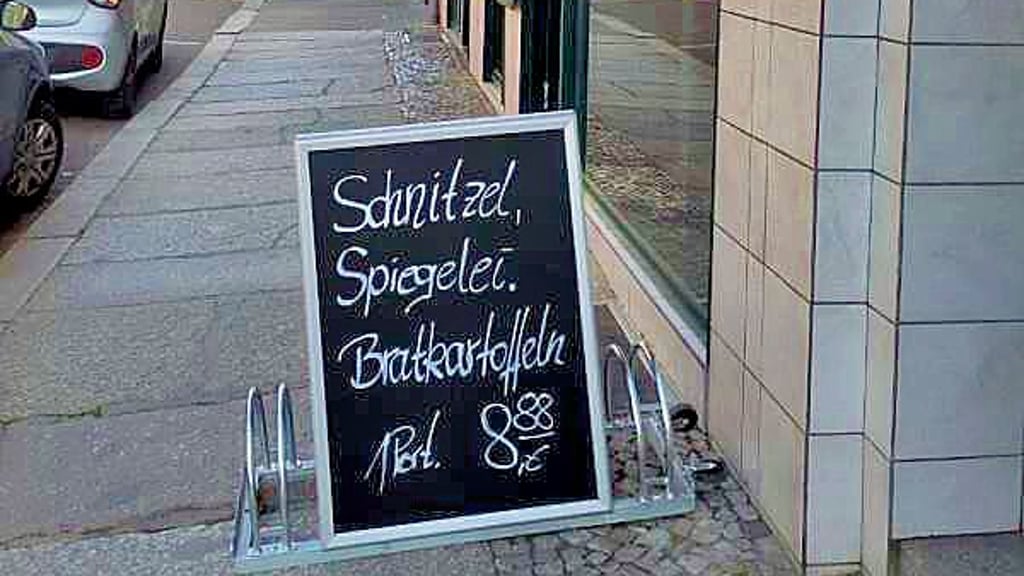 Ein Werbeschild vor einer Metzgerei in der Nördlichen Innenstadt hat für Aufsehen gesorgt.