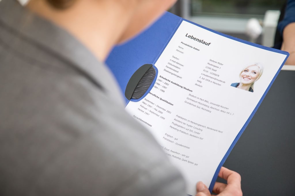 Authentizität zählt: Im Zweifel sollten Bewerberinnen und Bewerber lieber auf ein echtes Foto setzen als eines, das mit Hilfe von KI-Tools erstellt wurde.