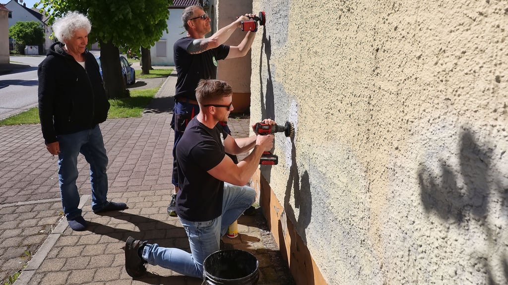 Mitglieder des Angelsportvereins Allstedt putzen Wände nach den Schmierereien. Anwohner Wolfgang Tuhy (l.) ist immer noch fassungslos über das Ausmaß des Vandalismus am Wochenende.