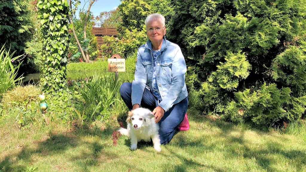 Conny Wachholz mit Hund Sunny, der sie oft tröstet, in ihrem Garten