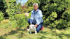Conny Wachholz mit Hund Sunny, der sie oft tröstet,  in ihrem Garten