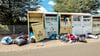 Ein Bild der Verwüstung: Die Altkleidercontainer in Gommerns Gewerbegebiet „Ehlemarkt“ quillen über und sind teilweise auch aufgebrochen. 