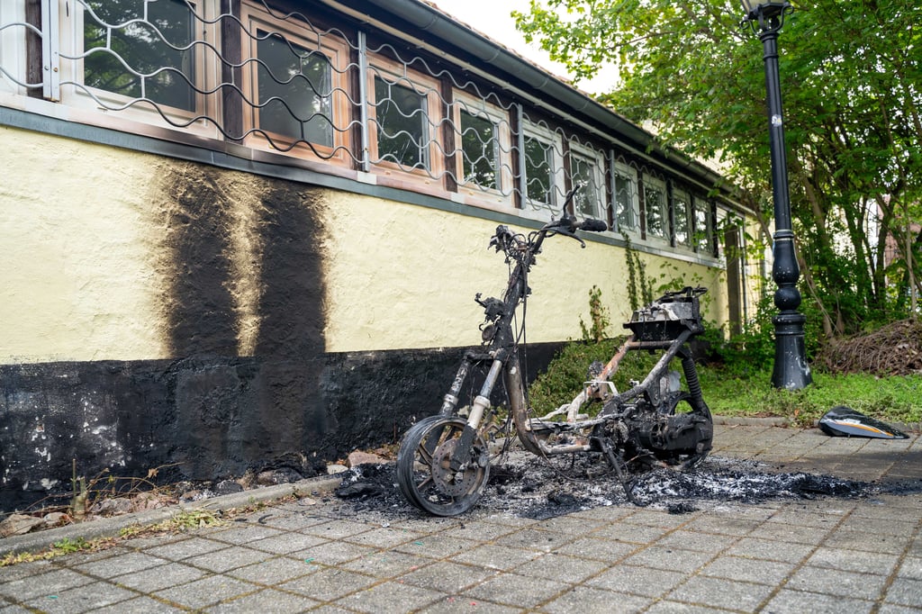 Vandalismus in Wittenberg: Im April wurde dieser Motorroller in Brand gesetzt. Durch die starke Hitzeentwicklung wurde das angrenzende Gebäude ebenfalls beschädigt. So waren Risse im Außenputz zu erkennen, Fensterscheiben waren gesprungen und die untere Blechverkleidung der Fenster war teilweise geschmolzen.