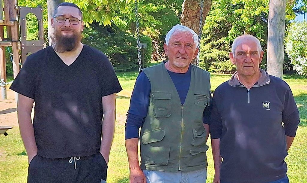 Jeremy Blunck (von links), Horst Wernecke und Waldemar Stanke sind drei der Befürworter des Baus der Windkraftanlagen.