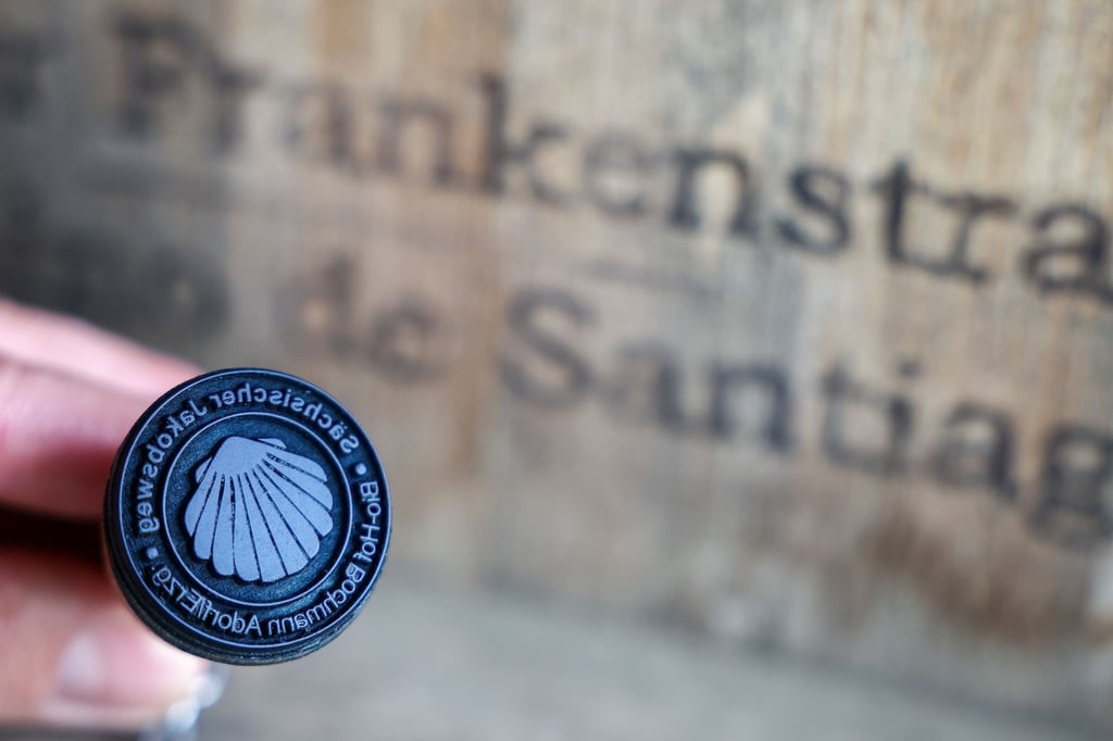 Pilgerstempel vom sächsischen Jakobsweg: Das Land Sachsen unterstützt in diesem Jahr 46 Wander- und Pilgerprojekte. (Archivbild)