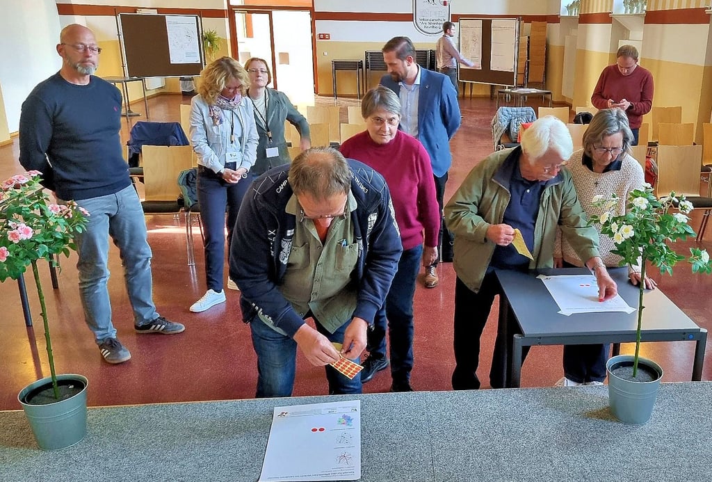Zum Ende der Infoveranstaltung in Havelberg zur Zukunft des Busverkehrs im Kreis Stendal konnten die Besucher, wie hier der Nitzower Ortsbürgermeister Karsten Grey, mit Punkten ihre favorisierte Variante kennzeichnen.