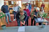 Zum Ende der  Infoveranstaltung  in Havelberg zur Zukunft des Busverkehrs im Kreis Stendal konnten die Besucher, wie hier der Nitzower Ortsbürgermeister Karsten Grey, mit Punkten ihre favorisierte Variante kennzeichnen. 