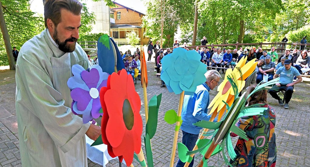 Die Bewohner der Schloß Hoym Stiftung gestalten mit Pfarrer Thomas Nürnberg einen bunten Blumenstrauß.