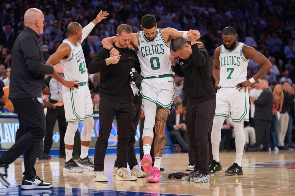 Jayson Tatum konnte beim Verlassen des Spielfeldes sein rechtes Bein nicht belasten.