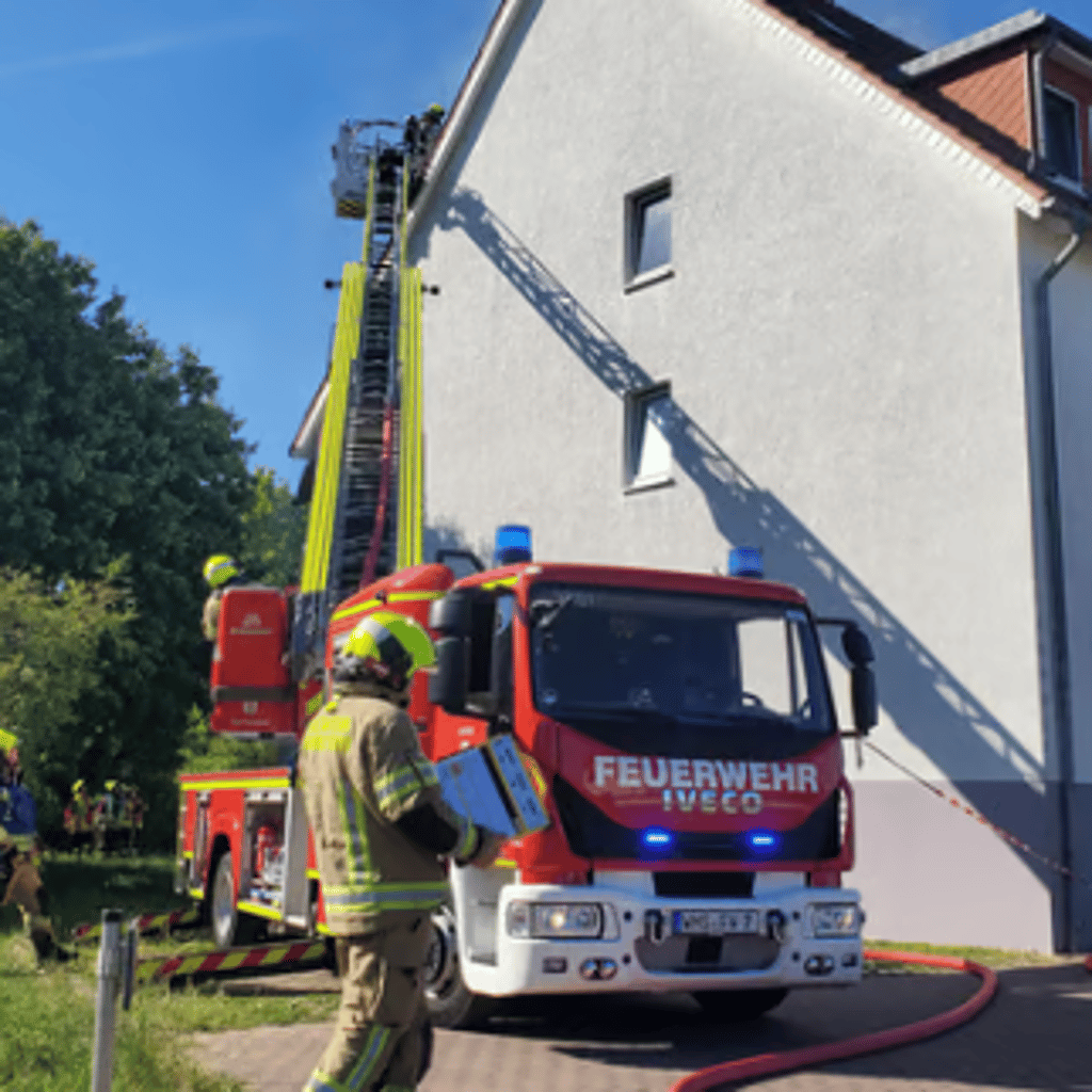Bei einem Brand in einem Mehrfamilienhaus in Wolmirstedt mussten elf Menschen ihr Zuhause verlassen.
