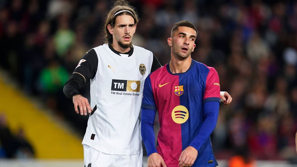 Ferran Torres vom FC Barcelona wird von Yarek Gasiorowski (FC Valencia) bewacht.