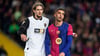 Ferran Torres vom FC Barcelona wird von Yarek Gasiorowski (FC Valencia) bewacht.