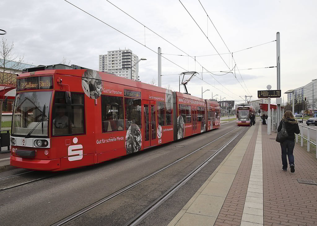 Zwei Männer haben in einer Straßenbahn in Halle-Neustadt einen anderen Mann geschlagen.
