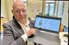 Burgs Fachbereichsleiter Ringo Schieck zeigt auf den Online-Service der Stadtverwaltung. 