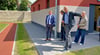 Gemeinsam besichtigt haben die Sporthalle an der Grundschule "Käthe Kollwitz" Schulleiterin Ines Hauser, Bauleiter Lutz Ehrlich (vorn), OB Bert Knoblauch und Baudezernent Guido Schmidt. 