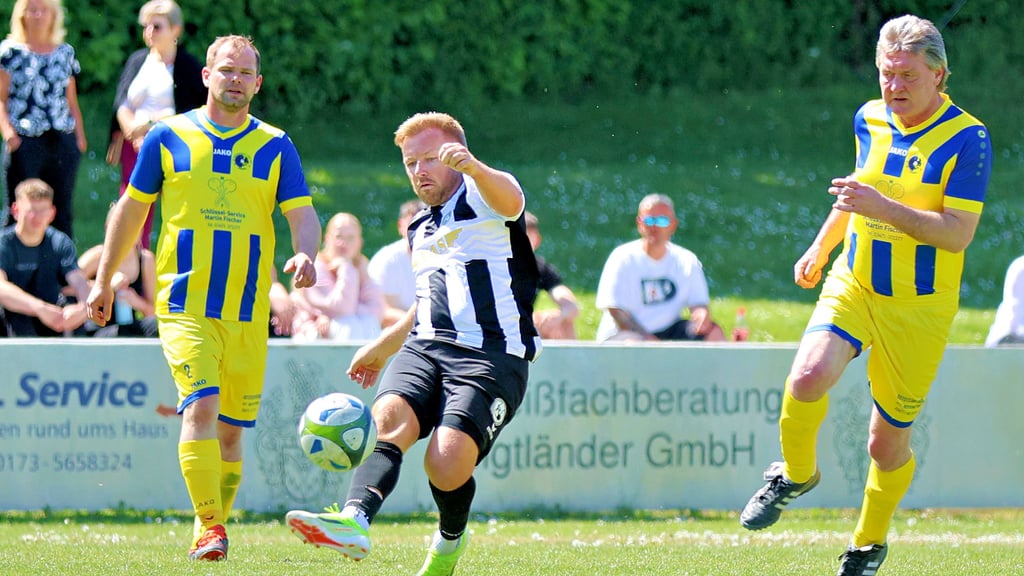 Nico Umlauf schoss vom Elfmeterpunkt sein erstes Saisontor. Rotation Aschersleben fegte Blau-Gelb Peißen vom Platz.