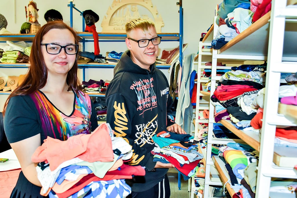 Emely Lenz und Justin David Döring, Teilnehmer des Stabil-Projekts, sortieren Kleidung in die Regale des Sozialkaufhauses der Zukunftswerkstatt Mitteldeutschland, das sich im Brühl-Center in Zeitz befindet, und montags, mittwochs sowie freitags von 9 bis 12 Uhr geöffnet hat.