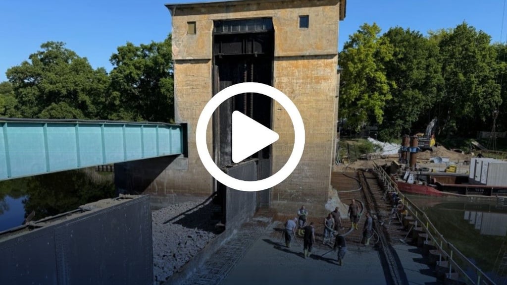 Mit insgesamt 700 Tonnen Beton und 50 Tonnen Eisen wird das Durchstichwehr bei Quitzöbel notgesichert. Der Beton stammt aus Sandau, die Bauarbeiuter kommen von Havelberger Firmen.