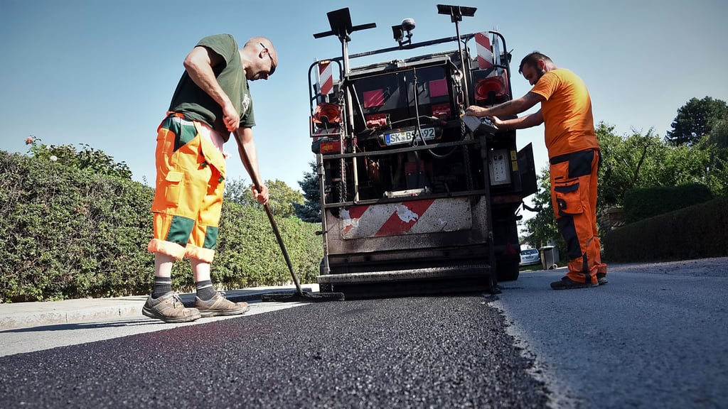 Lukrative Absprachen: Baufirmen sollen Straßenbauaufträge untereinander aufgeteilt haben, auch ein Unternehmen aus Sachsen-Anhalt.