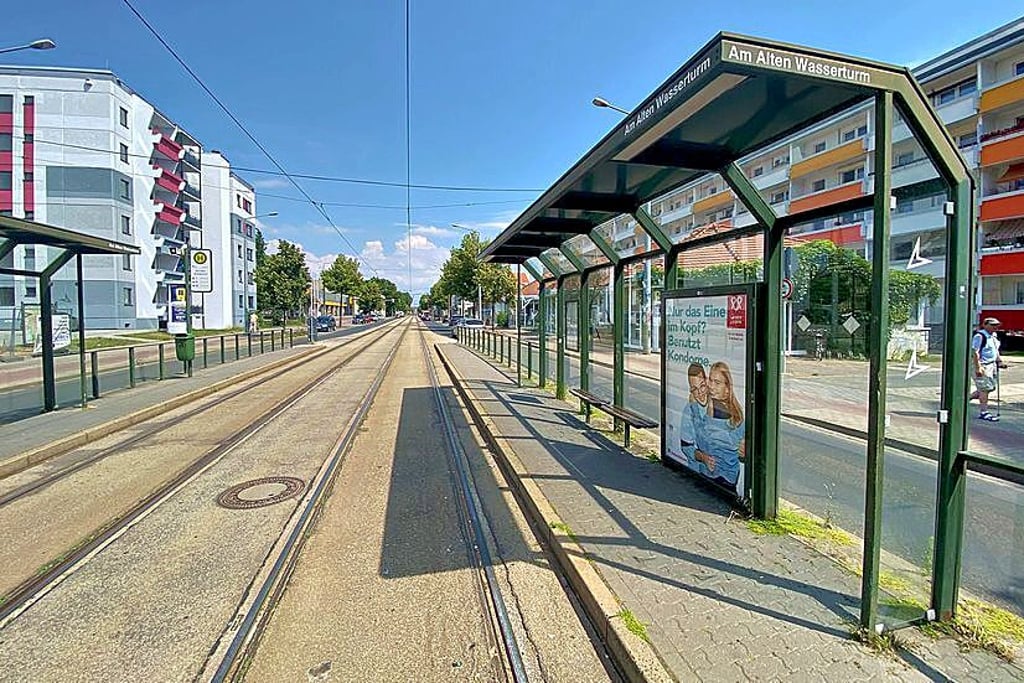 Der Abwasserkanal liegt in der Heidestraße unter den Schienen und wird demnächst gereinigt.