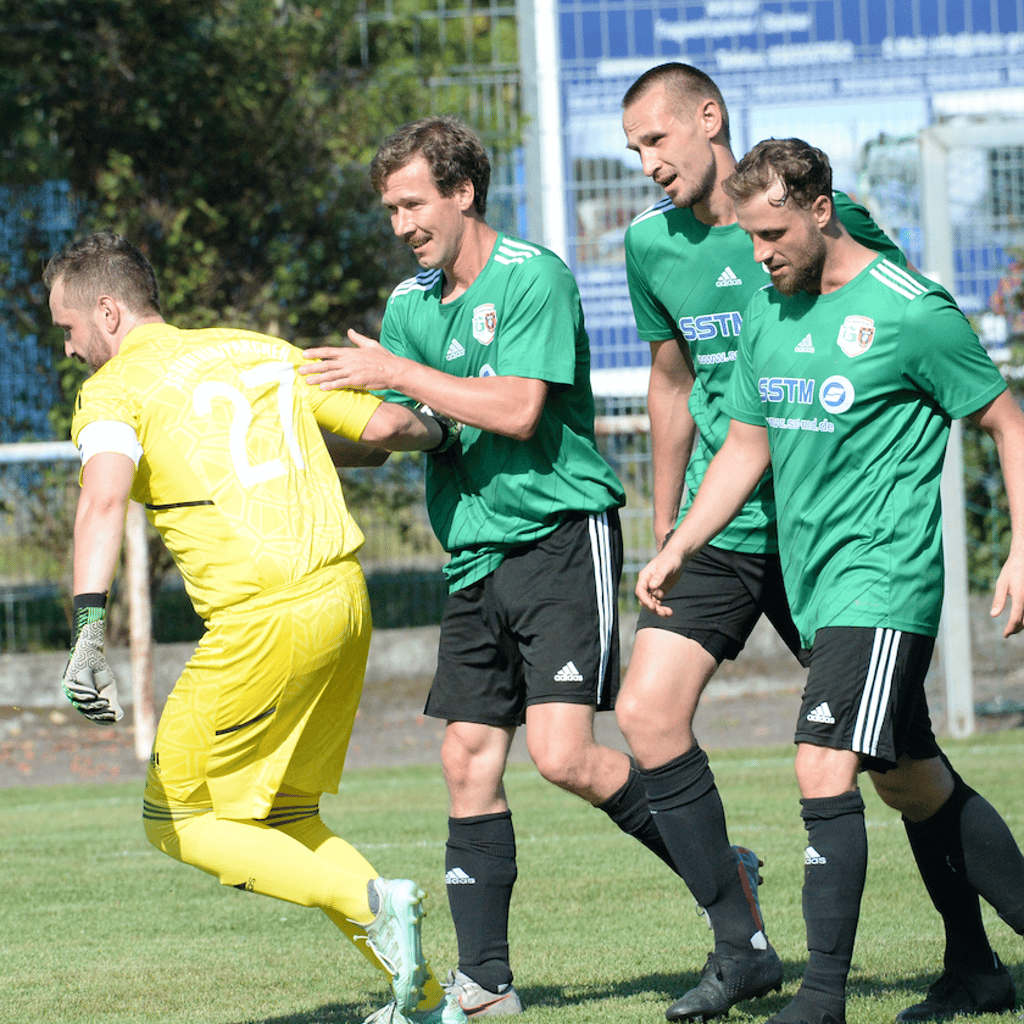 Gibt seinen Rückzug als Borussen-Trainer bekannt, will aber weiter spielen: Thomas Dietert (2.v.l.).