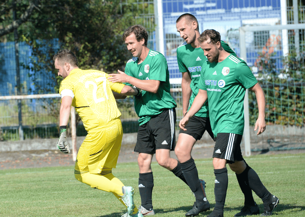 Gibt seinen Rückzug als Borussen-Trainer bekannt, will aber weiter spielen: Thomas Dietert (2.v.l.).