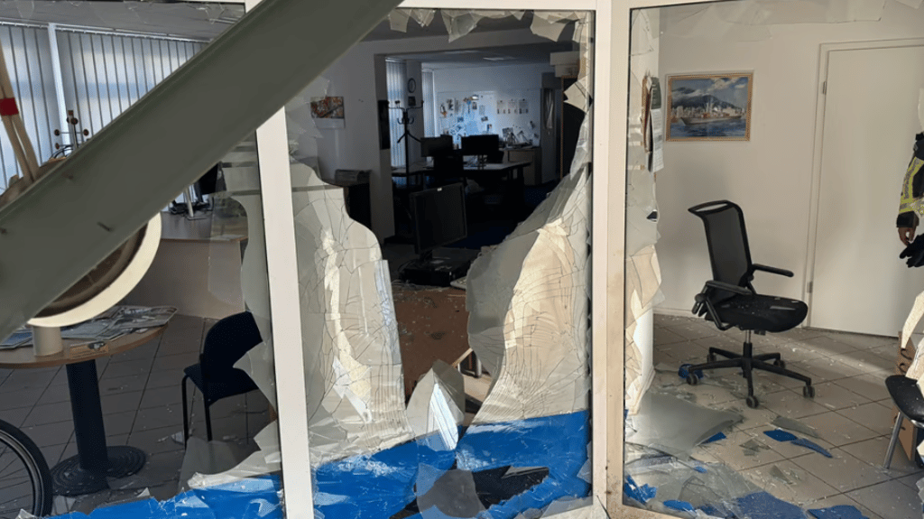 Eine Explosion am Sonntagmorgen hat am Büro der MZ in Sangerhausen großen Schaden angerichtet.
