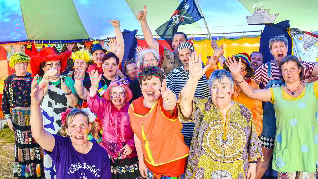 Großer Jubel zum Finale: Die Artisten des Circus Bonini feiern beim Frühlingsfest in Calvörde gemeinsam 20 Jahre Zirkusmagie voller Mut, Freude und Applaus. Nach der Premiere gehen die Zirkusleute auf eine kleine Tournee.