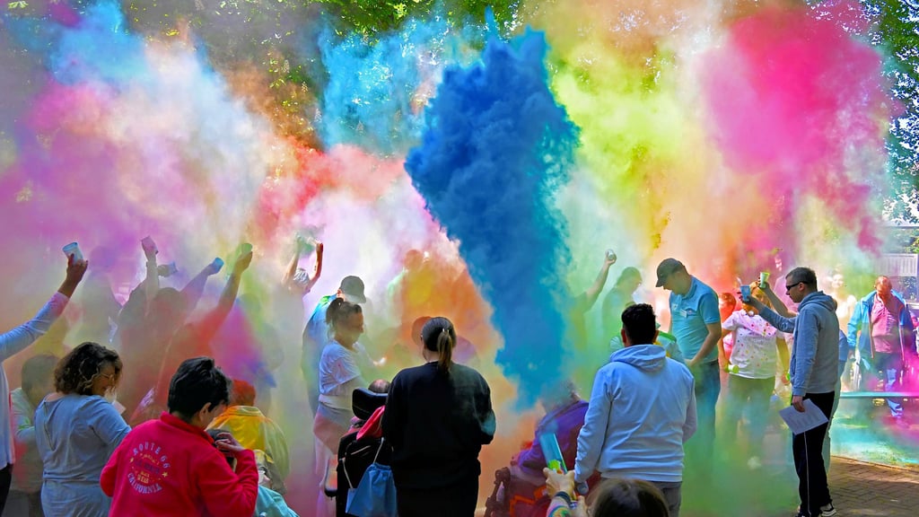 Bunt wie das Leben: der Höhepunkt des Aktionstages in der Schloß Hoym Stiftung zum Song „Regenbogenfarben“ von Kerstin Ott.